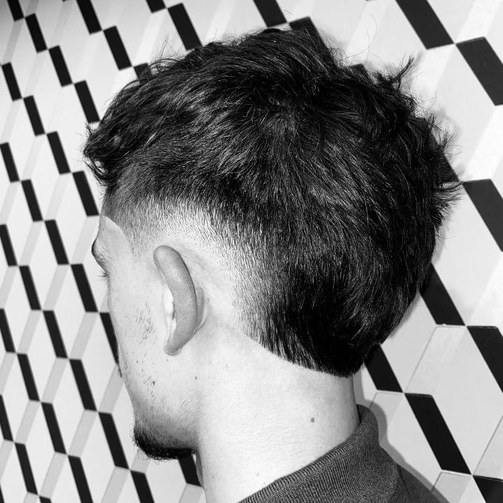 Chez The Barber Company Auxerre, le low fade devient une signature : un dégradé précis qui met en valeur la coupe tout en apportant propreté et modernité. Une finition nette, pensée pour ceux qui veulent un style propre et élégant au quotidien.