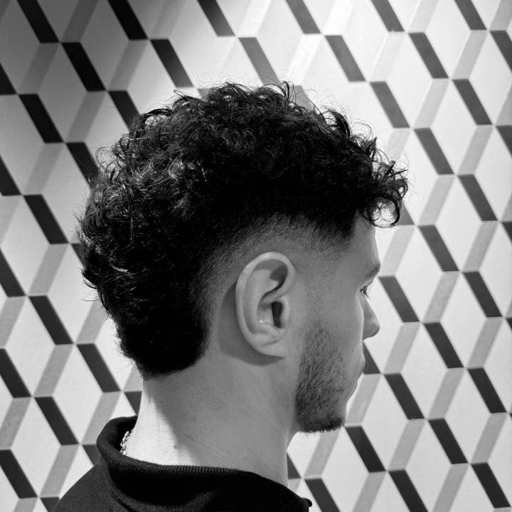 Coupe de cheveux et barber homme réalisée par nos barbiers experts, alliant précision, style et finitions impeccables.