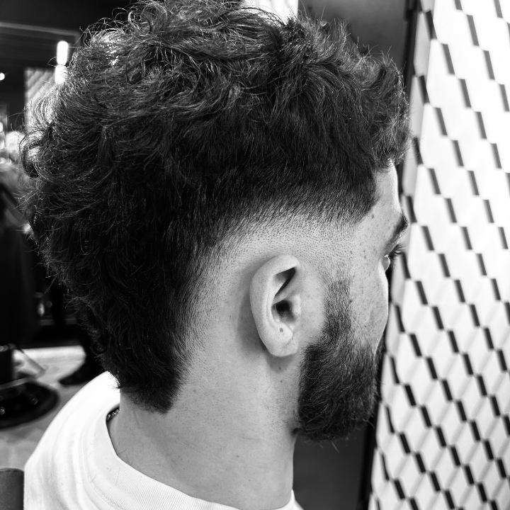 Coupe de cheveux homme réalisée par nos barbiers experts, alliant précision, style et finitions impeccables.